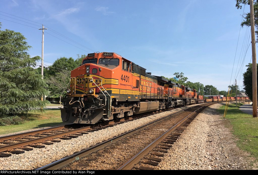 BNSF 4401 waits for green